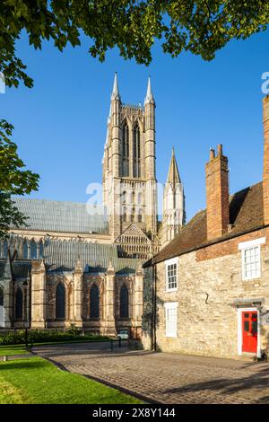 Matin de printemps à Minster Yard à Lincoln, Angleterre. La cathédrale de Lincoln au loin. Banque D'Images