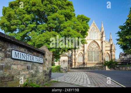 Matin de printemps sur Minster Yard à Lincoln, Angleterre. Banque D'Images
