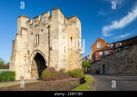 Matin de printemps à Pottergate Arch à Lincoln, Angleterre. Banque D'Images