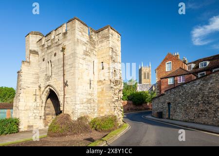 Matin de printemps à Pottergate Arch à Lincoln, Angleterre. Banque D'Images