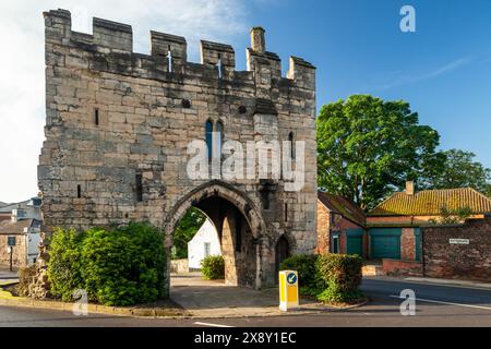 Matin de printemps à Pottergate Arch à Lincoln, Angleterre. Banque D'Images