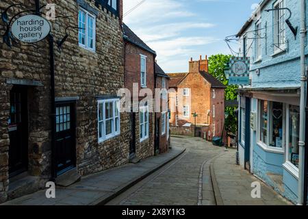 Matin de printemps sur Steep Hill à Lincoln, Angleterre. Banque D'Images