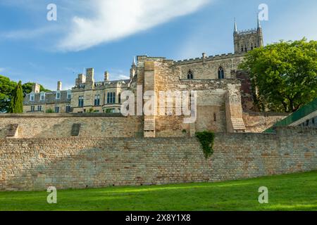La cathédrale de Lincoln surplombe Temple Gardens un matin de printemps. Lincoln, Angleterre. Banque D'Images