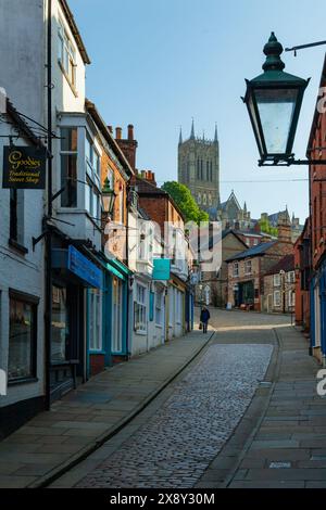 Matin de printemps sur Steep Hill à Lincoln, Angleterre. En regardant vers la cathédrale Lincoln. Banque D'Images