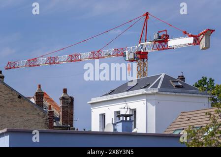 Le Havre, France - vue sur une grue à tour jaune rouge et blanc Potain K5-50 C sur un chantier de construction. Banque D'Images