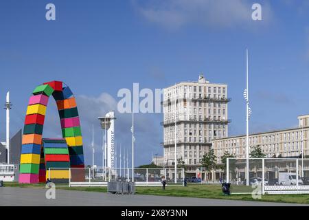 Vue sur le quai de Southampton avec ses larges pelouses et ses arches de conteneurs maritimes colorés et dans les bâtiments de fond construits par Auguste Perret. Banque D'Images