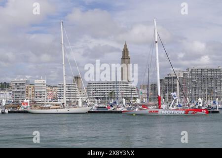 Le Havre, France - vue sur le port de plaisance du Havre avec des voiliers à l'ancre avec un grand complexe immobilier résidentiel en arrière-plan. Banque D'Images