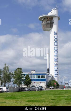 Vue de l'entrée du port du Havre et du sémaphore, tour de contrôle gérant l'ensemble du port du Havre. Banque D'Images