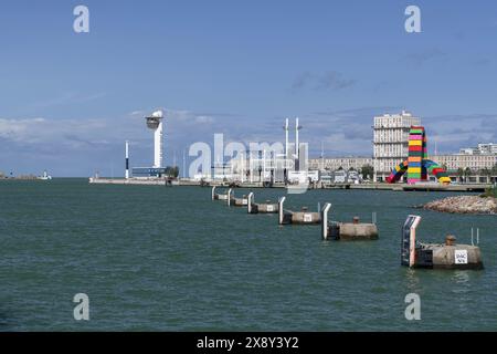 Vue sur le sémaphore du Havre, la tour de contrôle gérant tout le port du Havre et les bâtiments construits dans un style moderniste par Auguste Perret. Banque D'Images