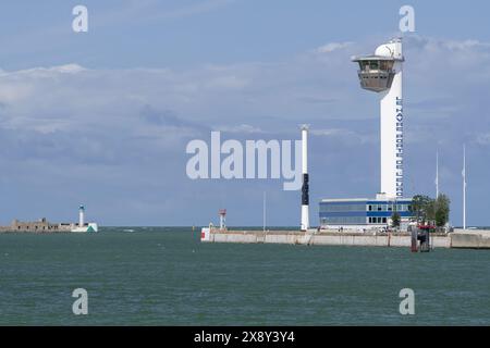 Vue de l'entrée du port du Havre et du sémaphore, tour de contrôle gérant l'ensemble du port du Havre. Banque D'Images