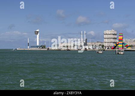 Vue sur le sémaphore du Havre, la tour de contrôle gérant tout le port du Havre et les bâtiments construits dans un style moderniste par Auguste Perret. Banque D'Images