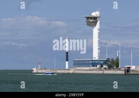 Vue de l'entrée du port du Havre et du sémaphore, tour de contrôle gérant l'ensemble du port du Havre. Banque D'Images