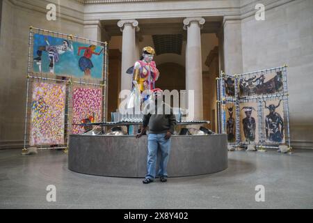 Londres, Royaume-Uni. 28 mai 2024. Alvaro Barrington (photo) à la base de la sculpture de Samantha lors de l'avant-première de la nouvelle commission Grace dévoilée par Tate Britain. Alvaro Barrington puise dans ses souvenirs personnels et ses influences culturelles de la musique, de la culture pop et de l'histoire de l'art. Aborder l'impact profond que les femmes et leur soin au sein de la culture noire ont eu sur son éducation et sa pratique artistique. L'exposition se déroule du 29 mai au 26 janvier. Credit : amer Ghazzal/Alamy Live News Banque D'Images