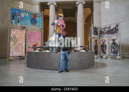 Londres, Royaume-Uni. 28 mai 2024. Alvaro Barrington (photo) à la base de la sculpture de Samantha lors de l'avant-première de la nouvelle commission Grace dévoilée par Tate Britain. Alvaro Barrington puise dans ses souvenirs personnels et ses influences culturelles de la musique, de la culture pop et de l'histoire de l'art. Aborder l'impact profond que les femmes et leur soin au sein de la culture noire ont eu sur son éducation et sa pratique artistique. L'exposition se déroule du 29 mai au 26 janvier. Credit : amer Ghazzal/Alamy Live News Banque D'Images