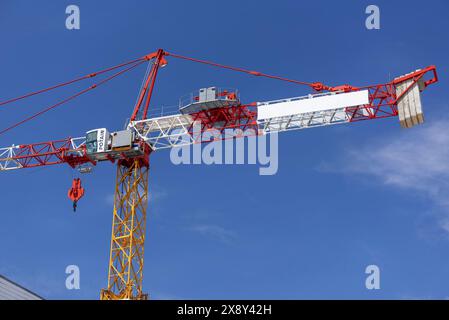 Le Havre, France - vue sur une grue à tour jaune rouge et blanc Potain K5-50 C sur un chantier de construction. Banque D'Images