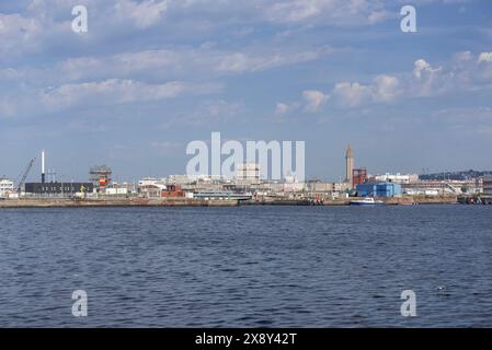 Le Havre, France - vue sur le bassin de l'Eure avec le centre-ville du Havre et l'église de Joseph en arrière-plan. Banque D'Images