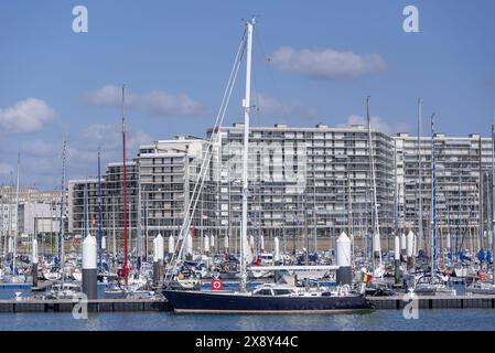 Le Havre, France - vue sur le port de plaisance du Havre avec des voiliers à l'ancre avec un grand complexe immobilier résidentiel en arrière-plan. Banque D'Images