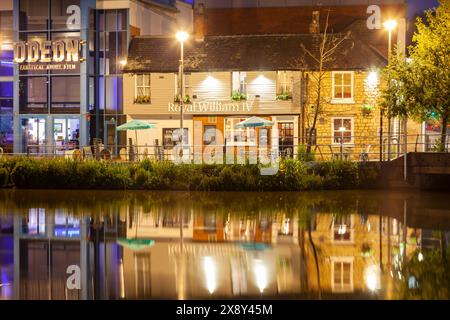 La nuit tombe sur Brayford Pool à Lincoln, en Angleterre. Banque D'Images