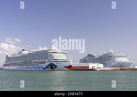 Le Havre, France - vue sur les bateaux de croisière AIDAperla et MSC PREZIOSA à côté au port du Havre. Banque D'Images