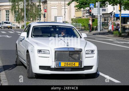 Luxembourg ville, Luxembourg - vue sur une Rolls-Royce Ghost V-Specification blanche conduite dans une rue. Banque D'Images