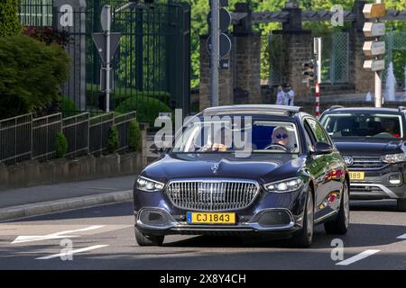 Luxembourg ville, Luxembourg - vue sur une Mercedes-Maybach S 580 bleue conduisant dans une rue. Banque D'Images