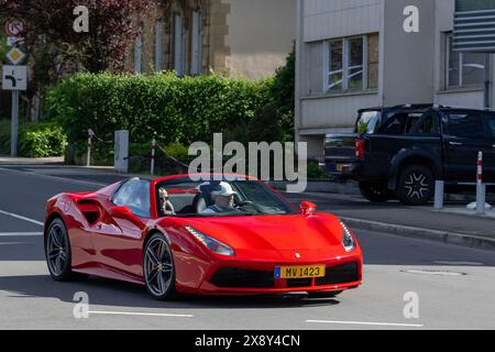 Luxembourg ville, Luxembourg - vue sur une Ferrari 488 Spider rouge conduisant dans une rue. Banque D'Images