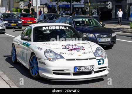 Luxembourg ville, Luxembourg - vue sur une Porsche 996 GT3 RS blanche garée dans une rue. Banque D'Images