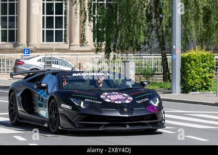 Luxembourg ville, Luxembourg - vue sur une Lamborghini Aventador SVJ Roadster noir mat conduisant sur une route. Banque D'Images