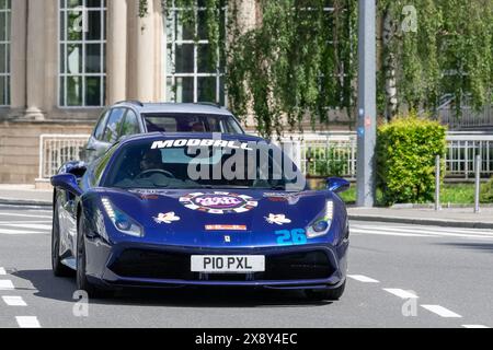 Luxembourg ville, Luxembourg - vue sur une Ferrari 488 GTB bleue conduisant sur une route. Banque D'Images