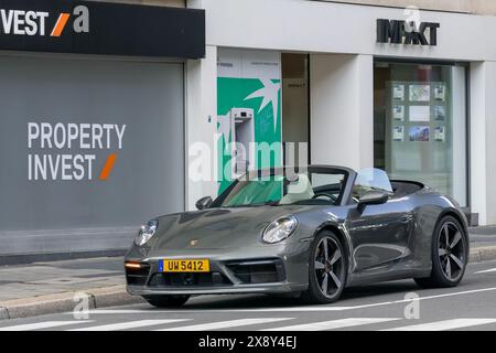 Luxembourg City, Luxembourg - vue sur une Porsche 992 Carrera S Cabriolet grise conduisant dans une rue. Banque D'Images