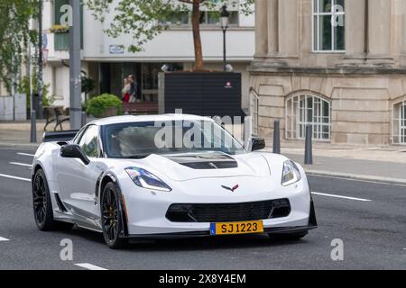 Luxembourg ville, Luxembourg - vue sur une Chevrolet Corvette C7 Z06 blanche conduisant dans une rue. Banque D'Images