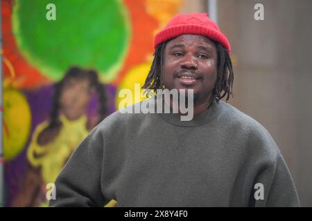 Londres, Royaume-Uni. 28 mai 2024. Alvaro Barrington (photo) en avant-première de la nouvelle commission Grace dévoilée par Tate Britain. Alvaro Barrington s’appuie sur ses souvenirs personnels et ses influences culturelles de la musique, de la culture pop et de l’histoire de l’art. Il aborde l’impact profond que les femmes et leur attention au sein de la culture noire ont eu sur son éducation et sa pratique artistique. L'exposition se déroule du 29 mai au 26 janvier. Credit : amer Ghazzal/Alamy Live News Banque D'Images