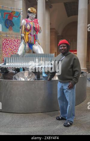 Londres, Royaume-Uni. 28 mai 2024. Alvaro Barrington (photo) à la base de la sculpture de Samantha lors de l'avant-première de la nouvelle commission Grace dévoilée par Tate Britain. Alvaro Barrington puise dans ses souvenirs personnels et ses influences culturelles de la musique, de la culture pop et de l'histoire de l'art. Aborder l'impact profond que les femmes et leur soin au sein de la culture noire ont eu sur son éducation et sa pratique artistique. L'exposition se déroule du 29 mai au 26 janvier. Credit : amer Ghazzal/Alamy Live News Banque D'Images