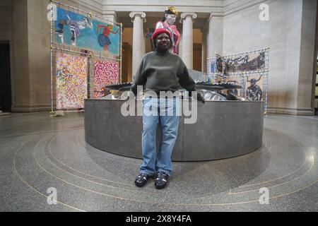 Londres, Royaume-Uni. 28 mai 2024. Alvaro Barrington (photo) à la base de la sculpture de Samantha lors de l'avant-première de la nouvelle commission Grace dévoilée par Tate Britain. Alvaro Barrington puise dans ses souvenirs personnels et ses influences culturelles de la musique, de la culture pop et de l'histoire de l'art. Aborder l'impact profond que les femmes et leur soin au sein de la culture noire ont eu sur son éducation et sa pratique artistique. L'exposition se déroule du 29 mai au 26 janvier. Credit : amer Ghazzal/Alamy Live News Banque D'Images