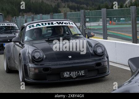 Spa-Francorchamps, Belgique - les bruleurs de gommes 2024. Focus sur une Porsche Rauh-Welt Begriff 964 noire sur la voie des stands en direction des stands. Banque D'Images