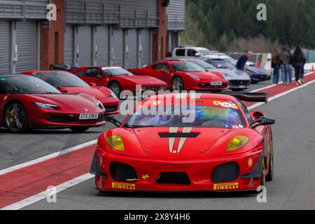 Spa-Francorchamps, Belgique - vue sur la Ferrari rouge F430 Challenge sur la voie des stands en direction des stands. Banque D'Images