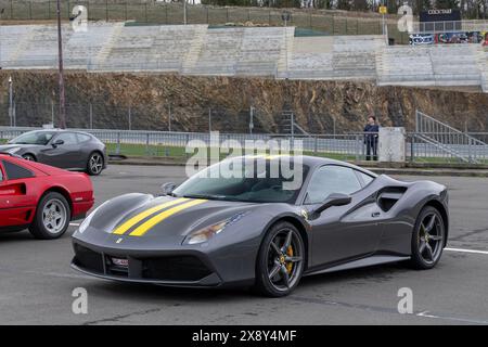 Spa-Francorchamps, Belgique - vue sur une Ferrari 488 GTB grise garée sur un parking. Banque D'Images