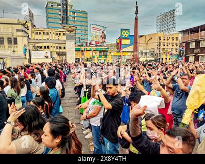 Région de la capitale nationale (RCN), Philippines - 15 mars 2024 : les dévots de Jésus-Christ, le Nazaréen, se tiennent devant un catholique Quiapoo débordant Banque D'Images