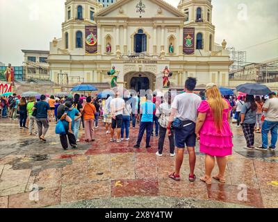 Région de la capitale nationale (RCN), Philippines - 15 mars 2024 : les dévots de Jésus-Christ, le Nazaréen, se tiennent devant un catholique Quiapoo débordant Banque D'Images