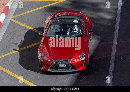 Monte Carlo, Monaco - vue sur une Lexus LC 500 Cabriolet rouge conduisant sur la route dans l'épingle à cheveux Fairmont. Banque D'Images