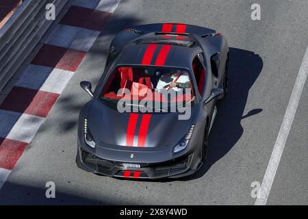 Monte Carlo, Monaco - vue sur une Ferrari 488 Pista gris mat conduisant sur la route dans l'épingle à cheveux Fairmont. Banque D'Images