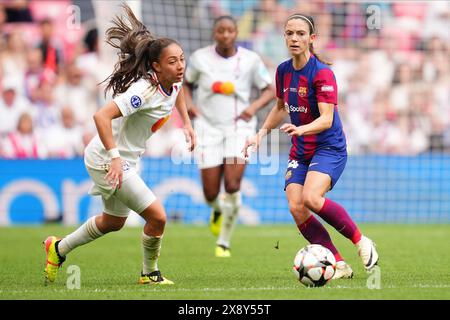 Barcelone, Espagne. 25 mai 2024. Aitana Bonmati du FC Barcelone et Selma Bacha de l'Olympique Lyonnais lors de la finale de l'UEFA Women's Champions League entre le FC Barcelone et l'Olympique Lyonnais ont joué au San Mames Stadium le 25 mai 2024 à Bilbao, en Espagne. (Photo de Bagu Blanco/PRESSINPHOTO) crédit : AGENCE SPORTIVE PRESSINPHOTO/Alamy Live News Banque D'Images