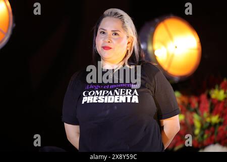 27 mai 2024, Mexico, Ciudad de Mexico, Mexique : Vivir Quintana, activiste, compositeur et auteur-compositeur-interprète mexicain chante sa dernière chanson 'CompaÃ±Era Presidenta' au Polyforum Siqueiros, chanson adressée aux candidats à la présidence du Mexique. (Crédit image : © Luis Marin/eyepix via ZUMA Press Wire) USAGE ÉDITORIAL SEULEMENT! Non destiné à UN USAGE commercial ! Banque D'Images