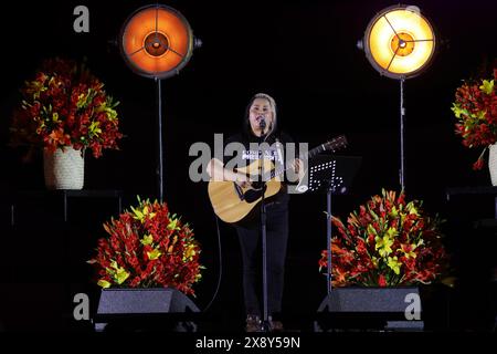 27 mai 2024, Mexico, Ciudad de Mexico, Mexique : Vivir Quintana, activiste, compositeur et auteur-compositeur-interprète mexicain chante sa dernière chanson 'CompaÃ±Era Presidenta' au Polyforum Siqueiros, chanson adressée aux candidats à la présidence du Mexique. (Crédit image : © Luis Marin/eyepix via ZUMA Press Wire) USAGE ÉDITORIAL SEULEMENT! Non destiné à UN USAGE commercial ! Banque D'Images