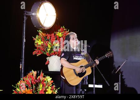 27 mai 2024, Mexico, Ciudad de Mexico, Mexique : Vivir Quintana, activiste, compositeur et auteur-compositeur-interprète mexicain chante sa dernière chanson 'CompaÃ±Era Presidenta' au Polyforum Siqueiros, chanson adressée aux candidats à la présidence du Mexique. (Crédit image : © Luis Marin/eyepix via ZUMA Press Wire) USAGE ÉDITORIAL SEULEMENT! Non destiné à UN USAGE commercial ! Banque D'Images