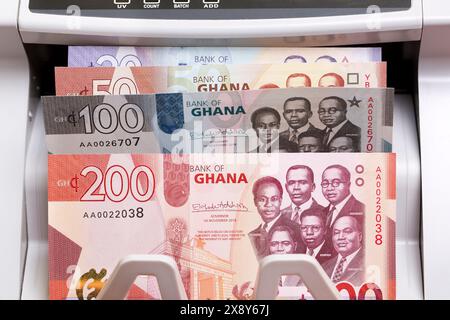 Argent ghanéen - cedi dans une machine à compter Banque D'Images