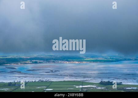 Vue sur Lavan Sands dans le détroit de Menai à marée basse jusqu'à Anglesey depuis North Wales Coast Path. Abergwyngregyn, Gwynedd, nord du pays de Galles, Grande-Bretagne Banque D'Images