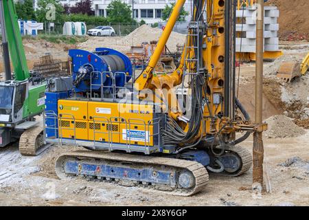 Nancy, France - engin de forage jaune et bleu Bauer BG 36 pour fondations spéciales sur un chantier de construction. Banque D'Images