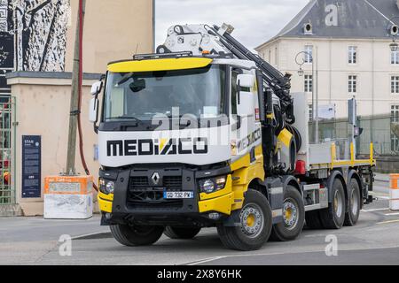 Nancy, France - vue sur un camion 8X4 jaune et blanc Renault Trucks K 480 avec une grue de chargement conduisant dans une rue. Banque D'Images