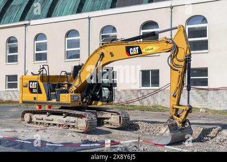 Nancy, France - pelle sur chenilles jaune CAT 323 pour le terrassement sur un chantier de construction. Banque D'Images